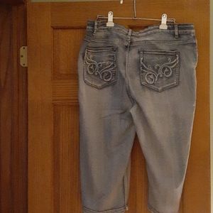 Jean capris- no tips, no tears and no holes